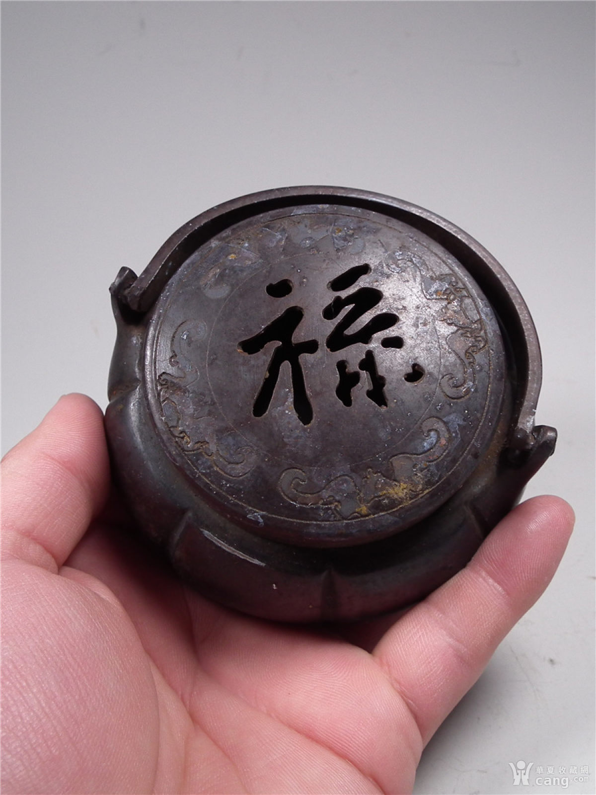 黄铜错银蝙蝠纹饰瓜棱形禄字大手炉