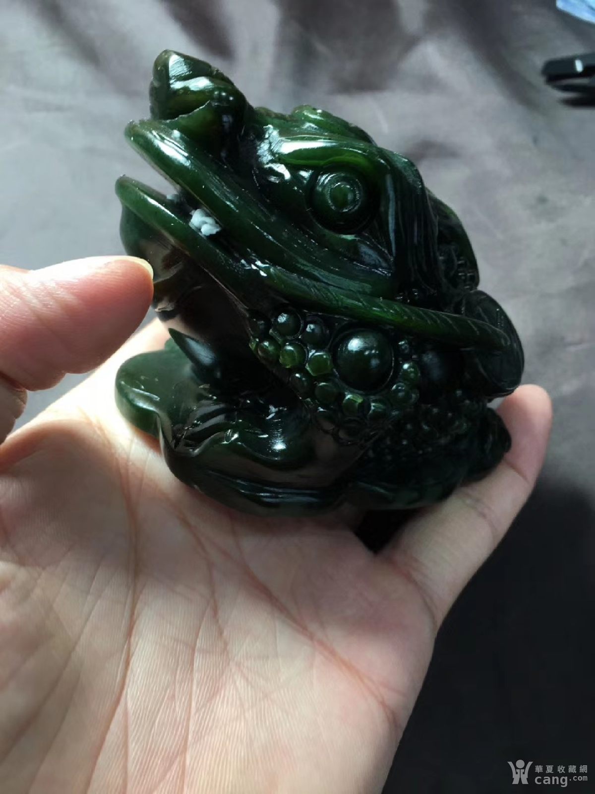 天然俄罗斯和田碧玉金蟾摆件