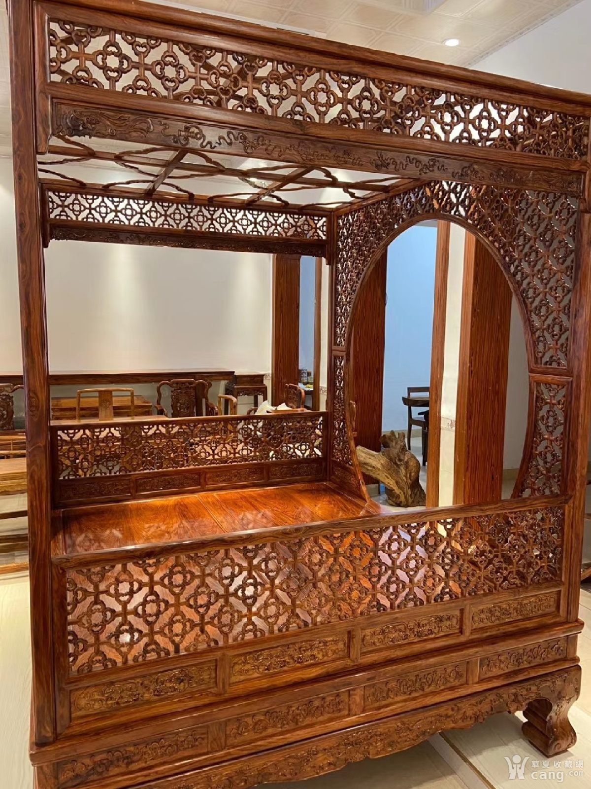 床板一木开三拼海黄花梨双洞架子床