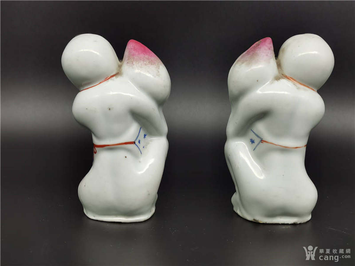 民国粉彩童子献桃人物摆件一对