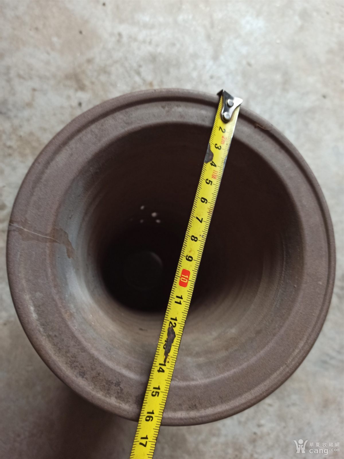 有一条冲线的紫砂花盆,品相如图所示,高22厘米,直径16厘米