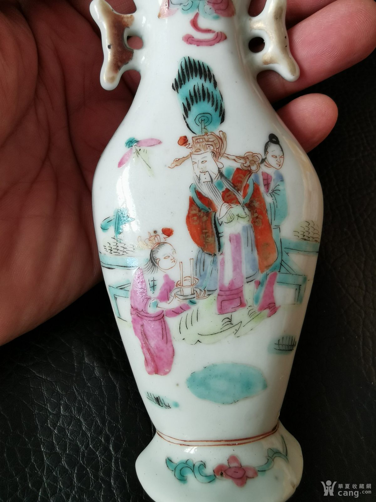 瓷器 清 【鉴定优选】 清代同治粉彩人物壁瓶 藏品描述 藏品展示 报价