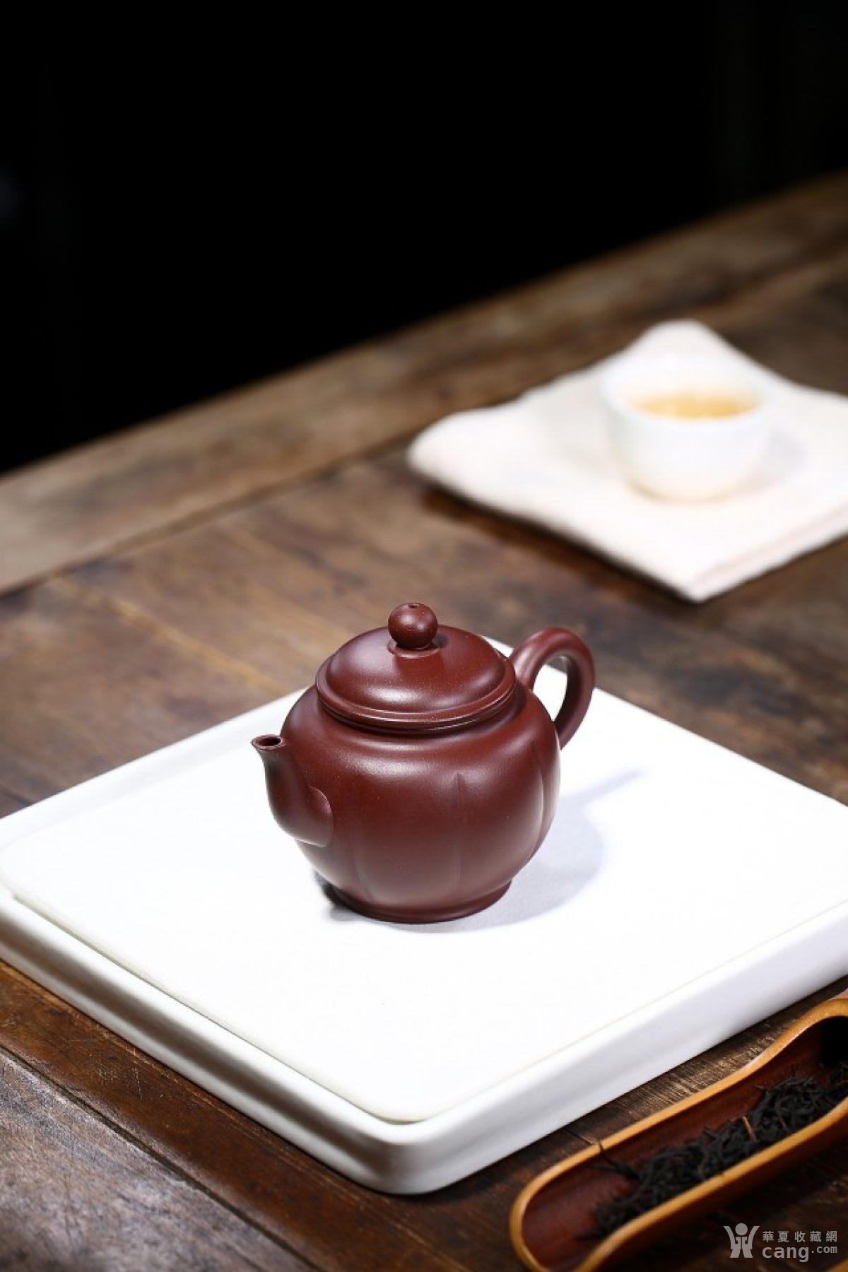 宜兴原矿紫朱泥宫灯紫砂壶