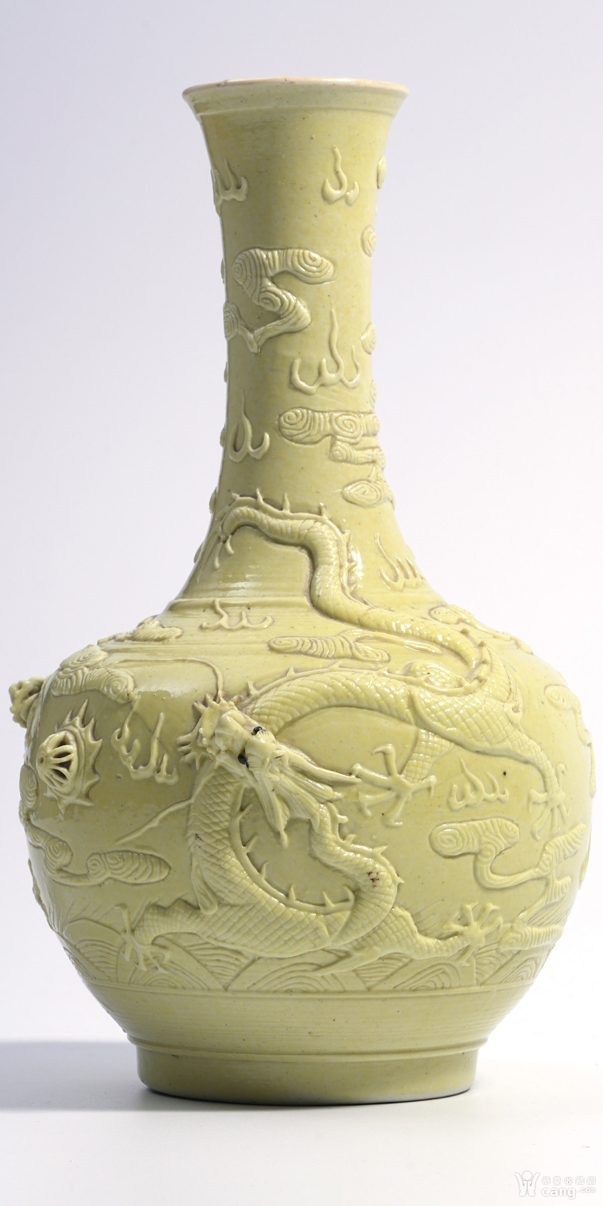 清晚期 黄釉雕瓷镂空双龙戏珠纹小赏瓶