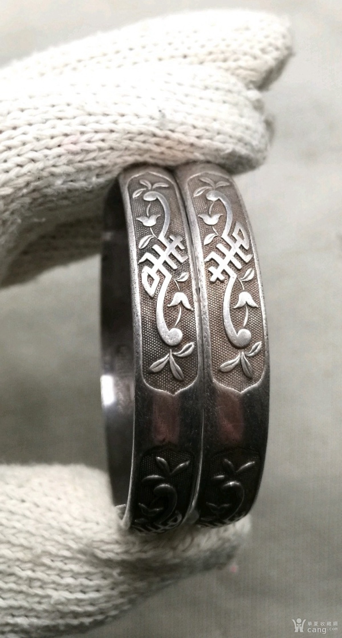 清代:寿草花银手镯一对,工精,银纯,款记清晰