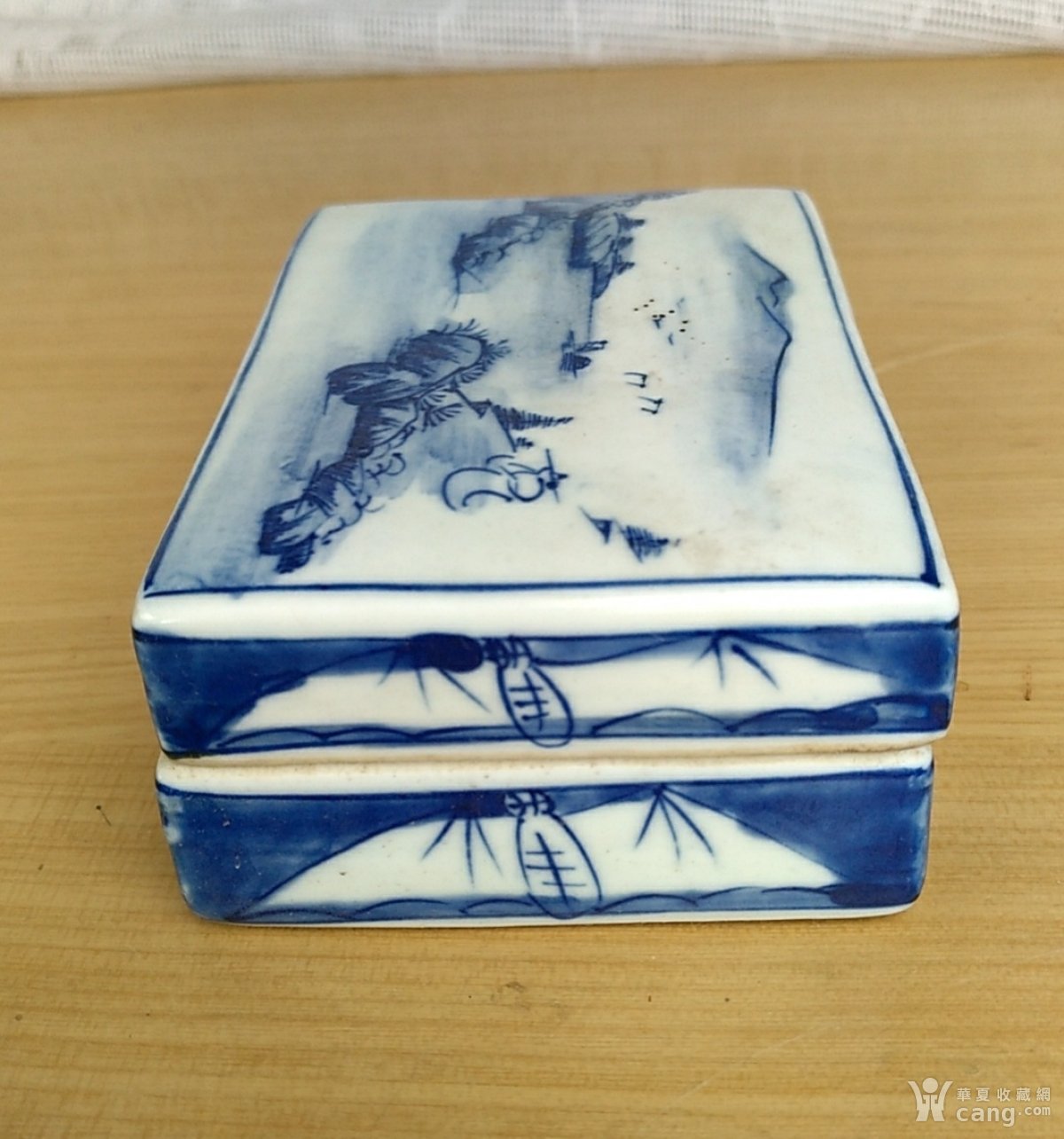 青花山水纹印泥盒
