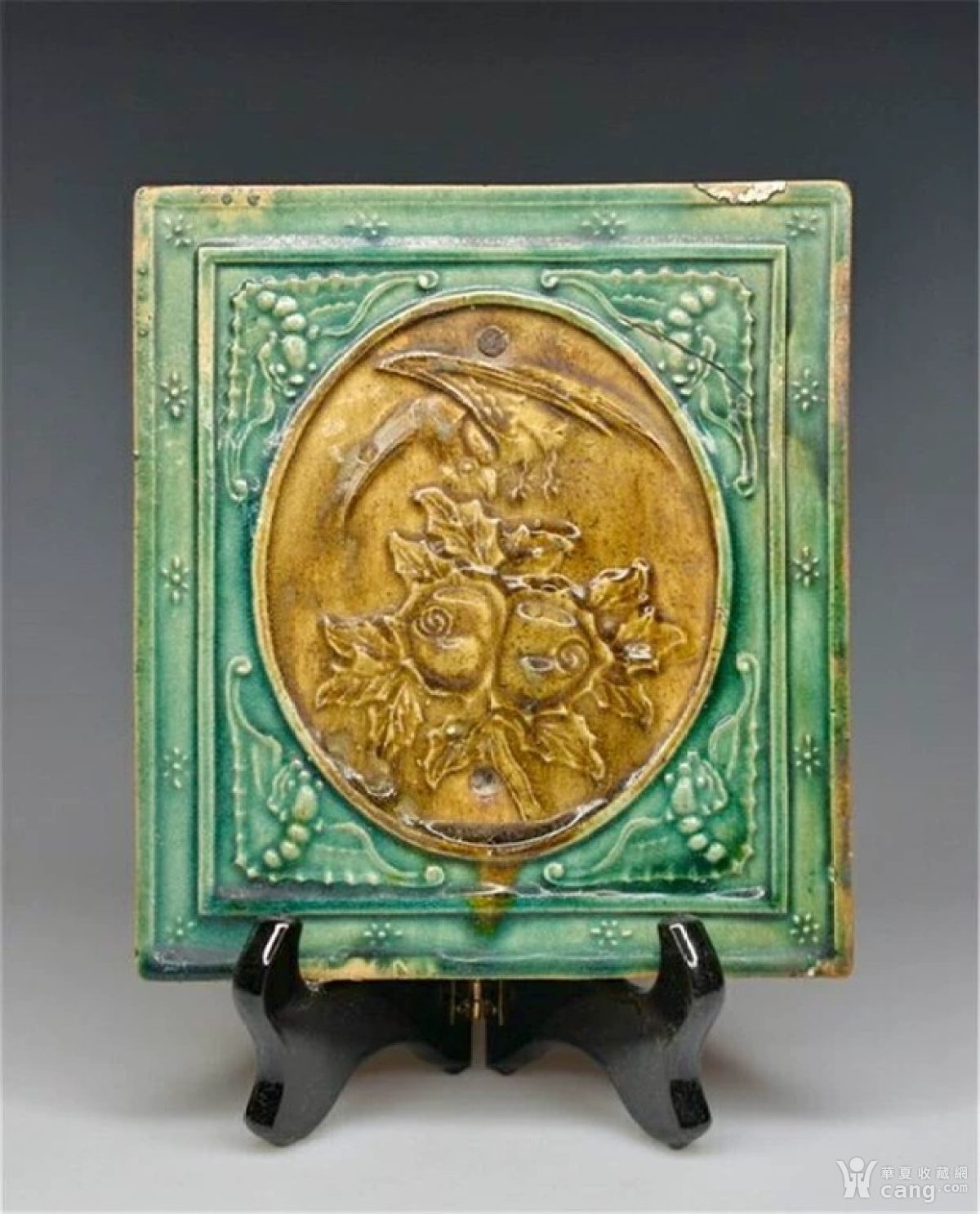 清代晚期喜鹊寿桃蝙蝠花鸟黄绿釉雕刻瓷板 包真包老