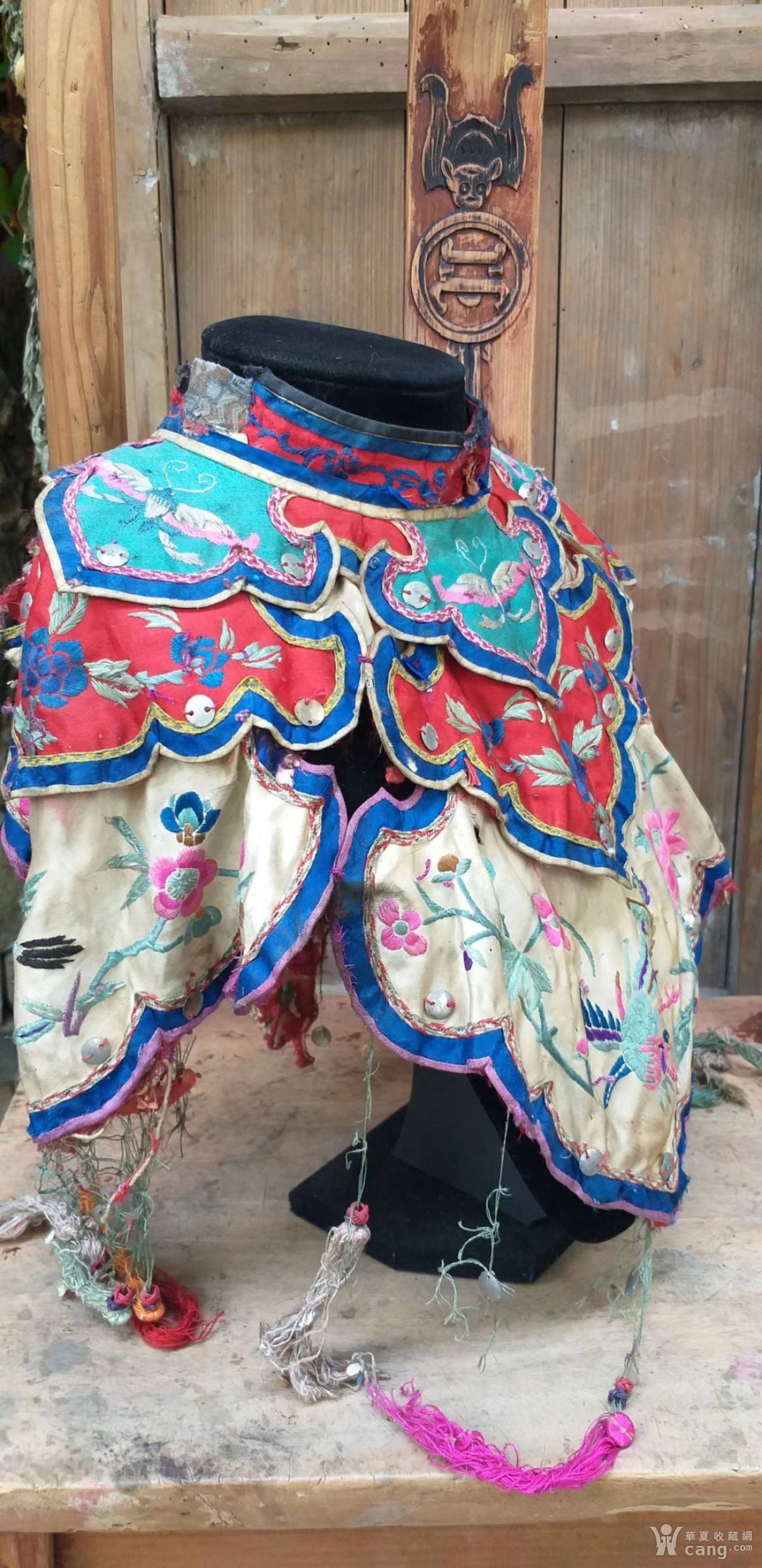 清代银饰绣花披肩