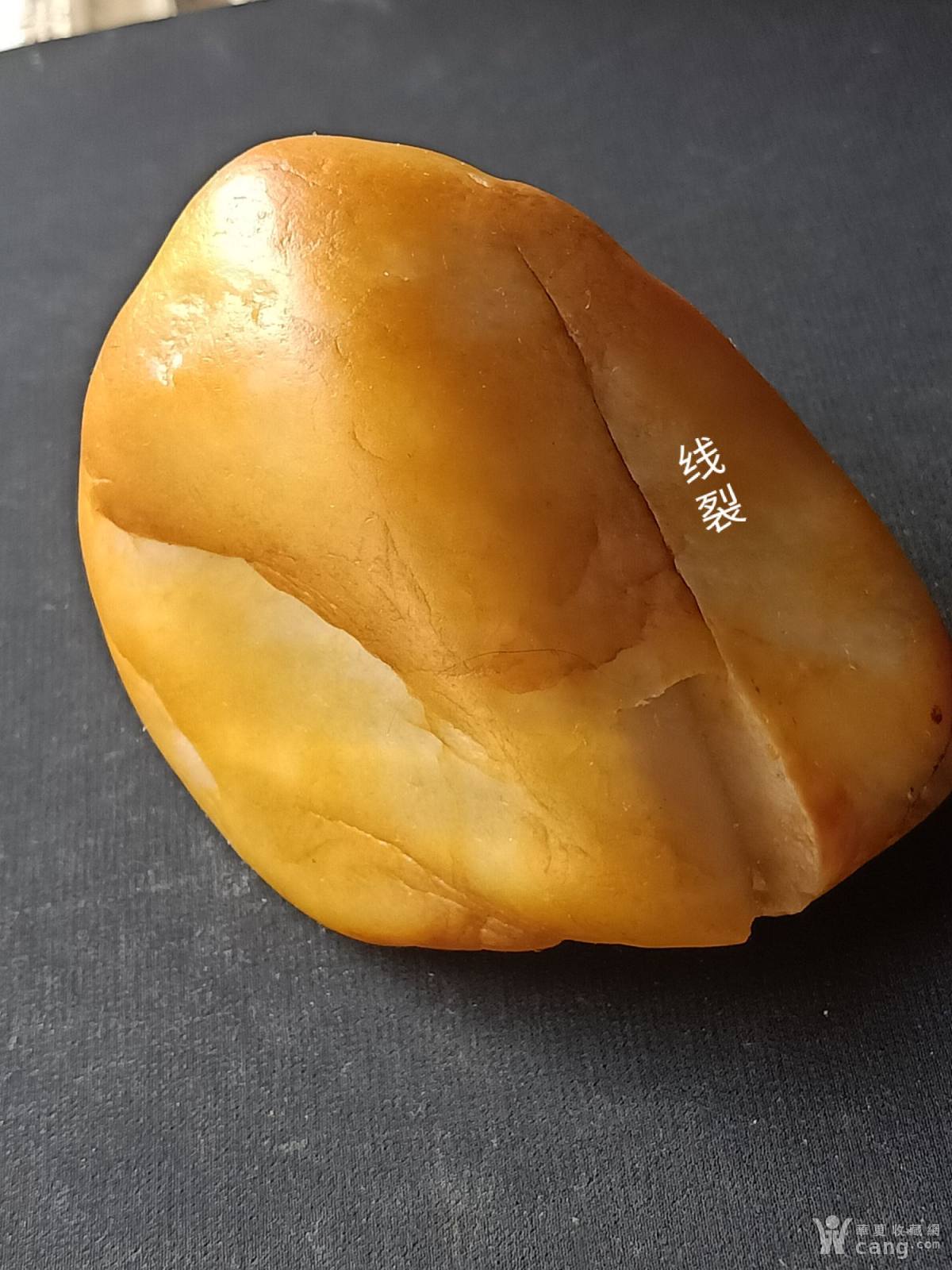 新疆金丝玉原石642克,高山形,可直接摆放,黄皮白肉