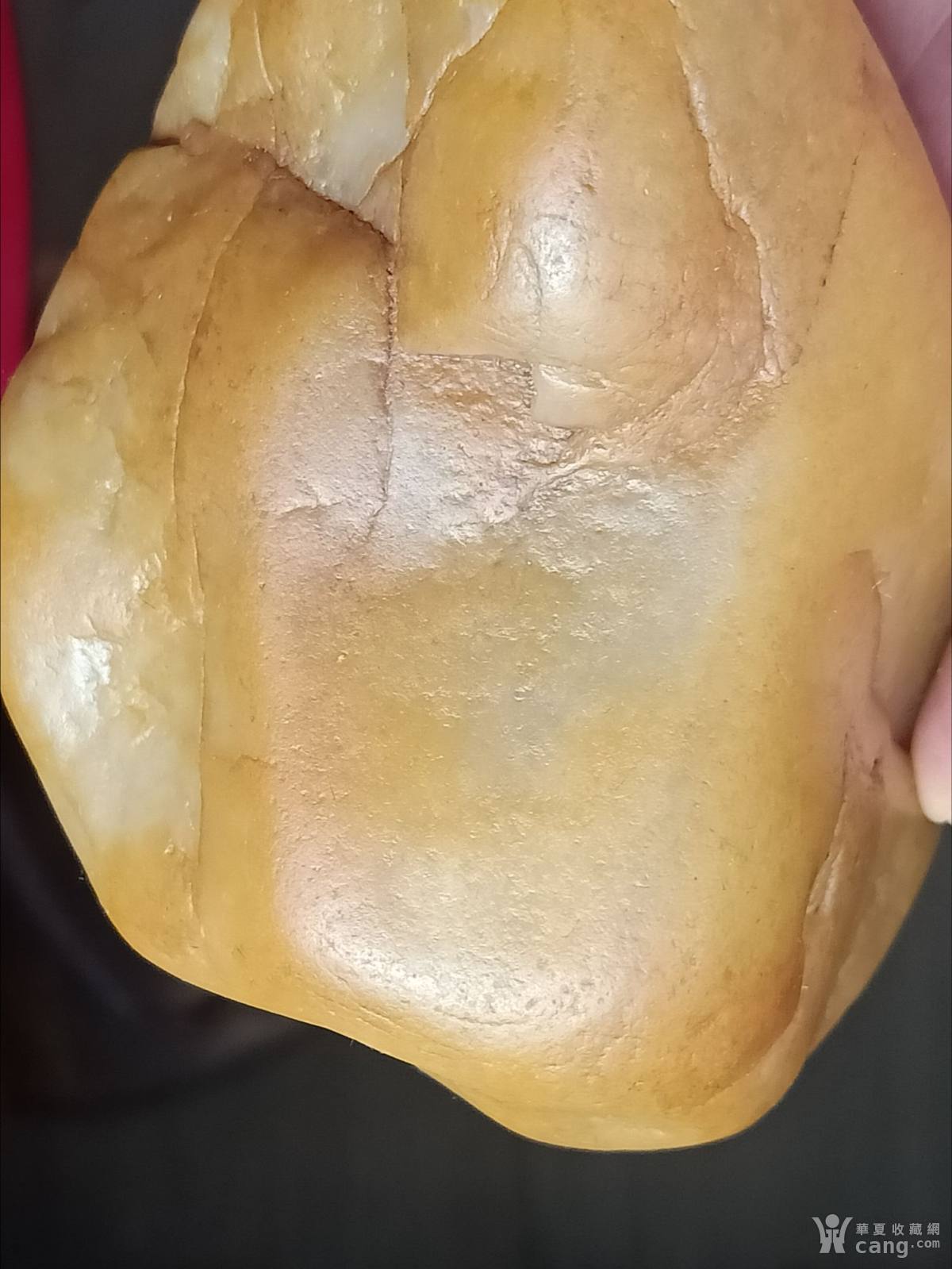 新疆金丝玉原石642克,高山形,可直接摆放,黄皮白肉