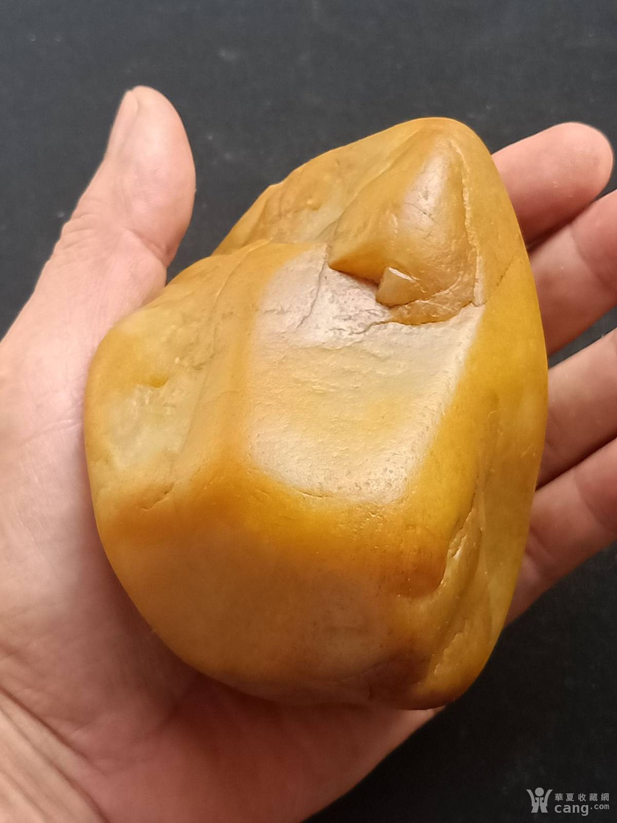 新疆金丝玉原石642克,高山形,可直接摆放,黄皮白肉