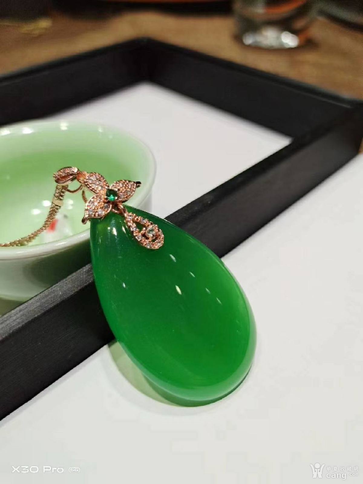 帝王绿玛瑙大水滴吊坠