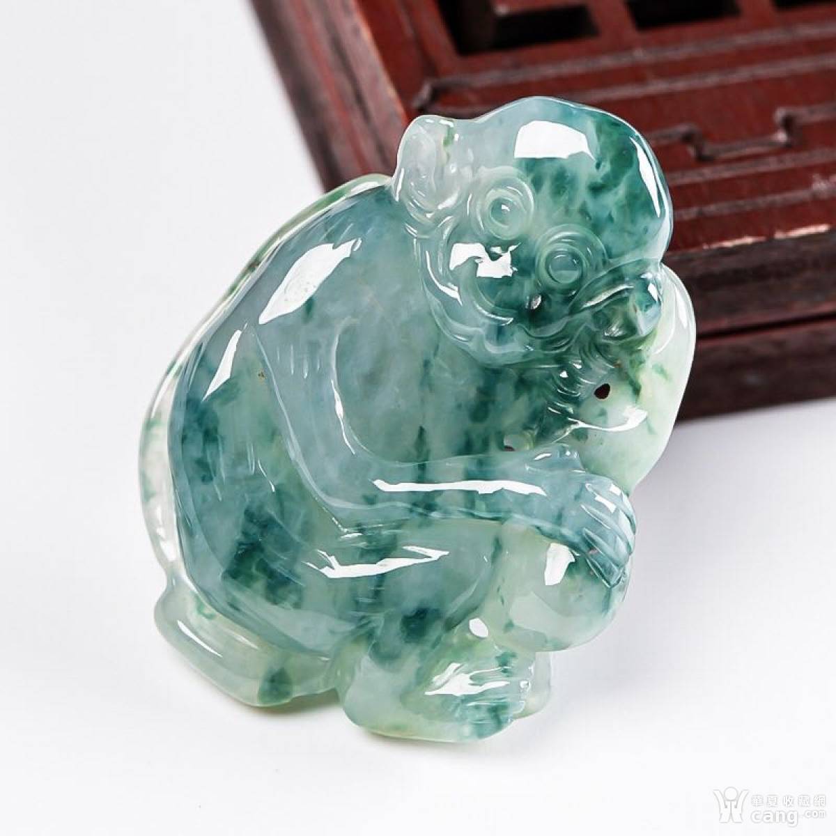 天然翡翠a货冰种飘花生肖猴子挂件