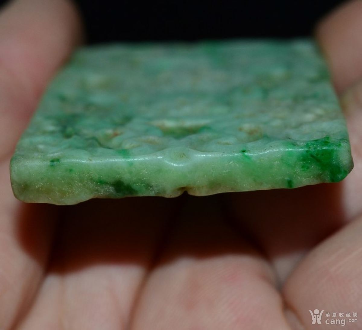 农村乡下收的 清代早期带土沁老包浆双面雕刻正阳绿齐戒老翡翠牌