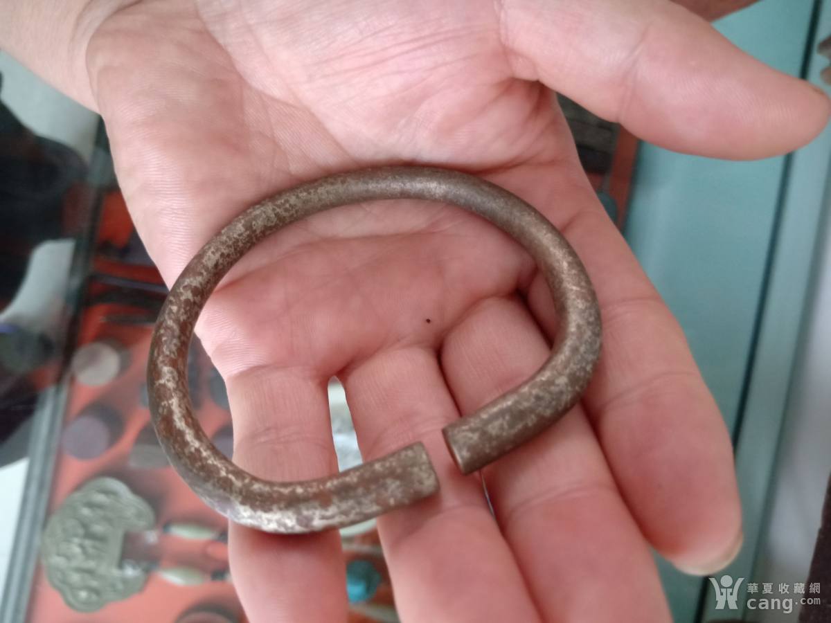 份量沉重压手的清代老银马蹄手镯一只