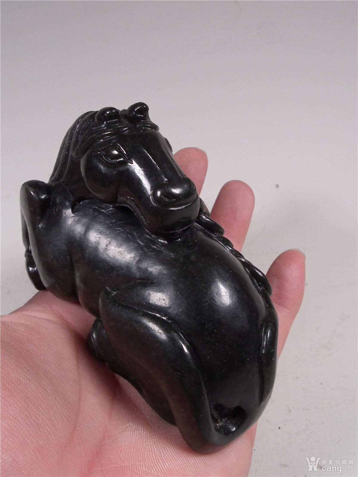 和田青玉圆雕回头卧马大摆件