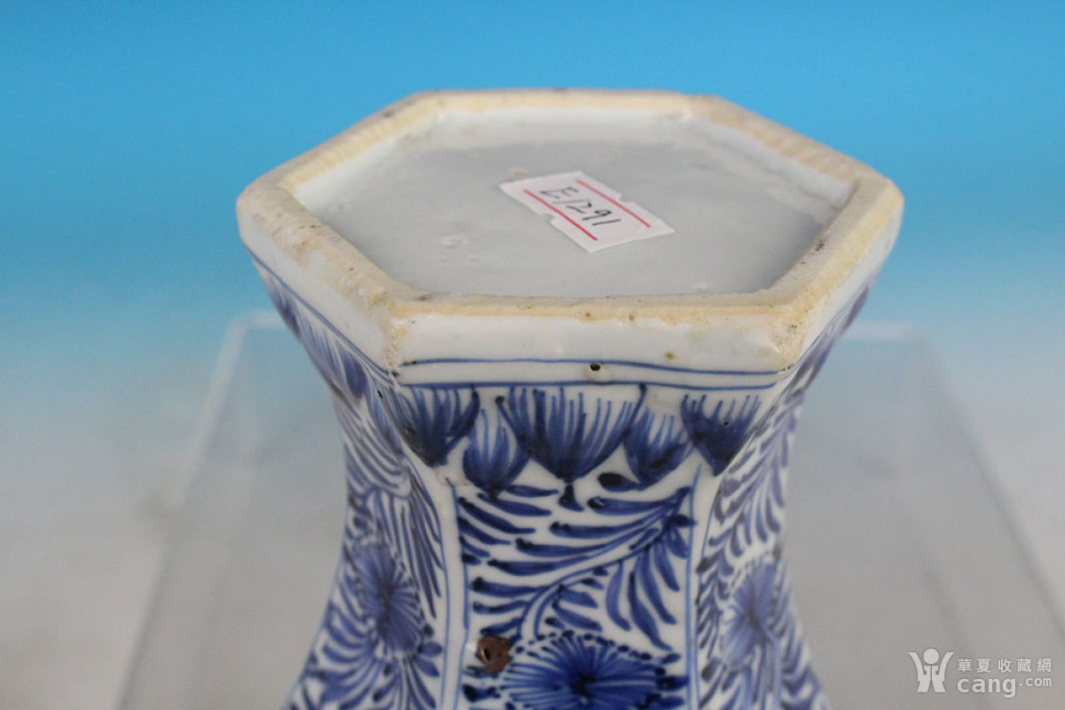 清康熙青花开光铁线描花鸟六方瓶