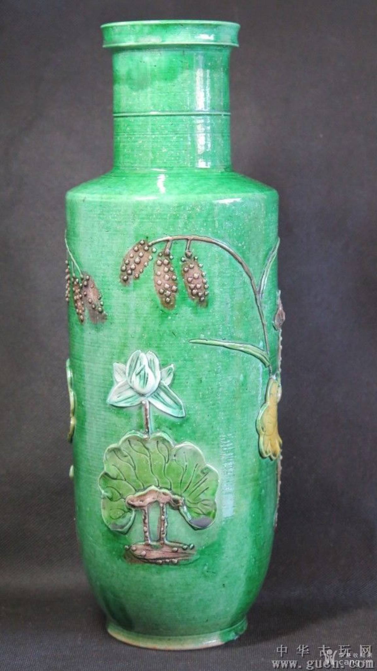 (已鉴定)晚清民国素三彩浮雕一路莲科棒槌瓶