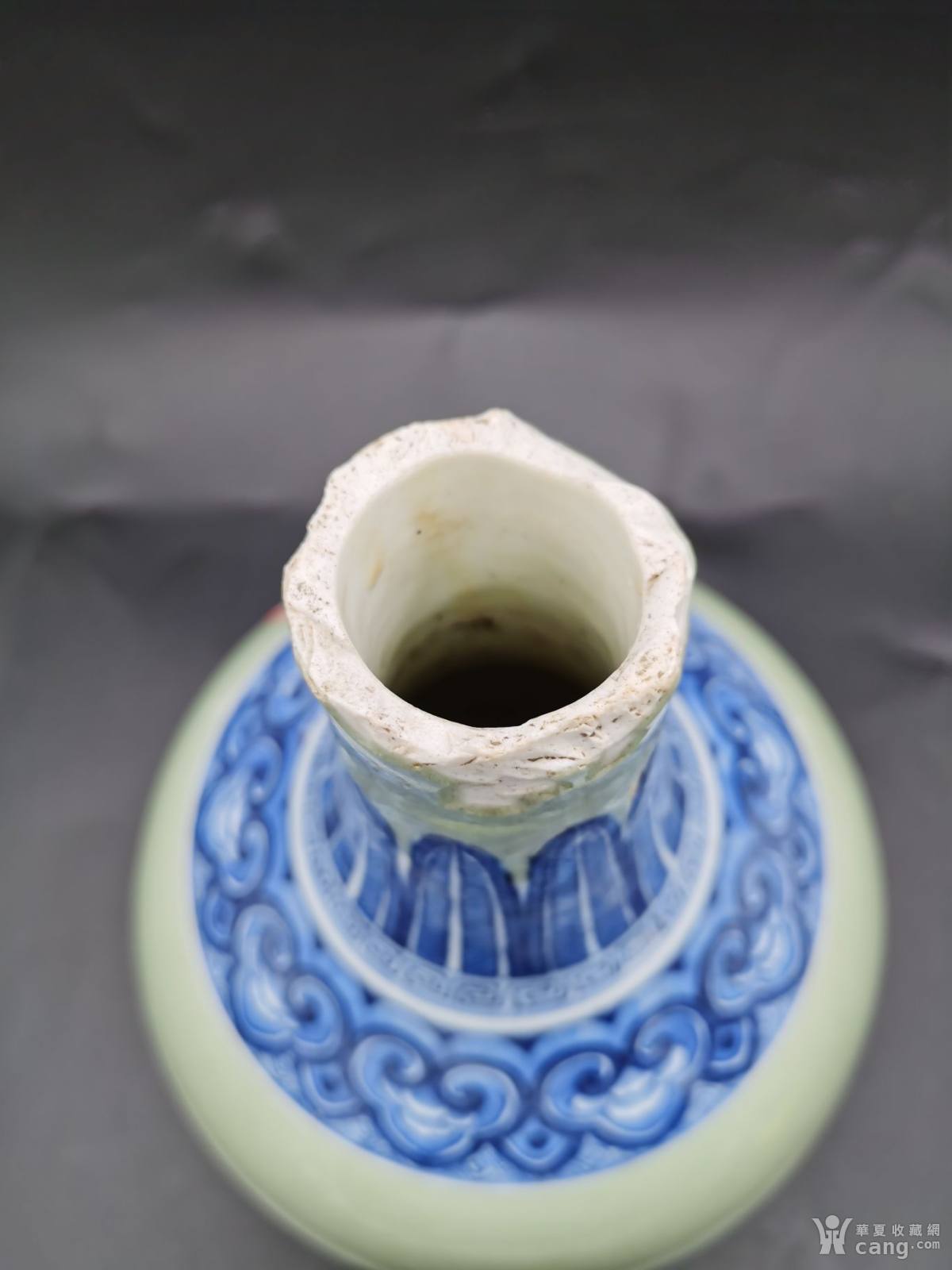 清乾隆泥鳅背豆青釉地青花多重画工赏瓶