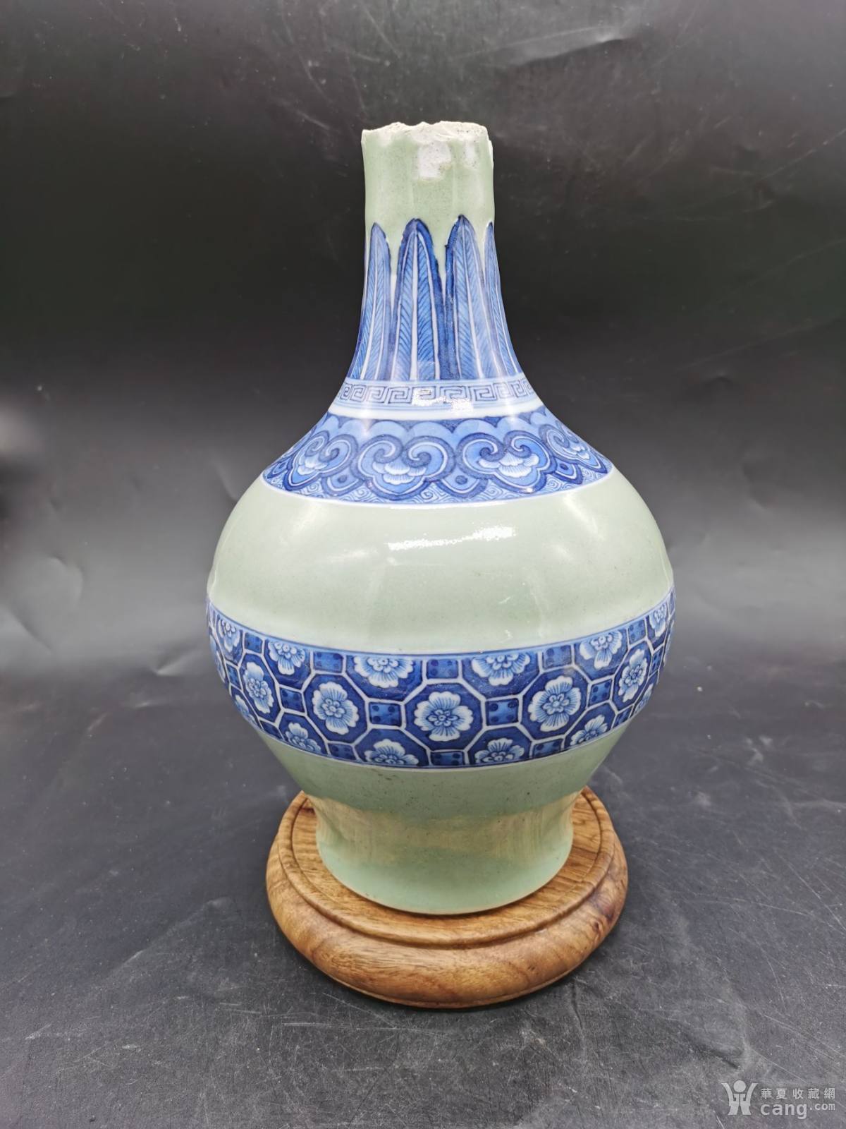 清乾隆泥鳅背豆青釉地青花多重画工赏瓶