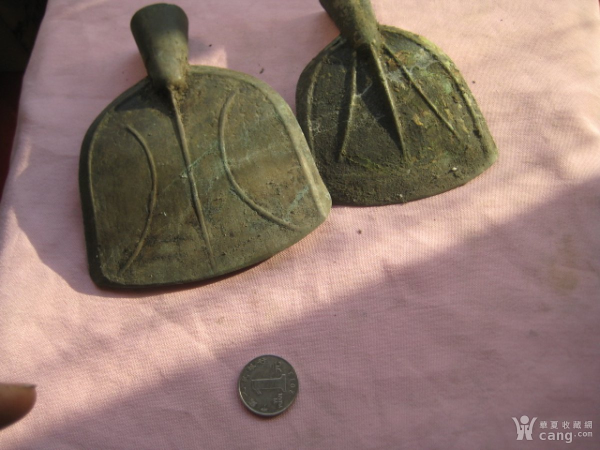 两把造型漂亮耐用的古代铜锅铲