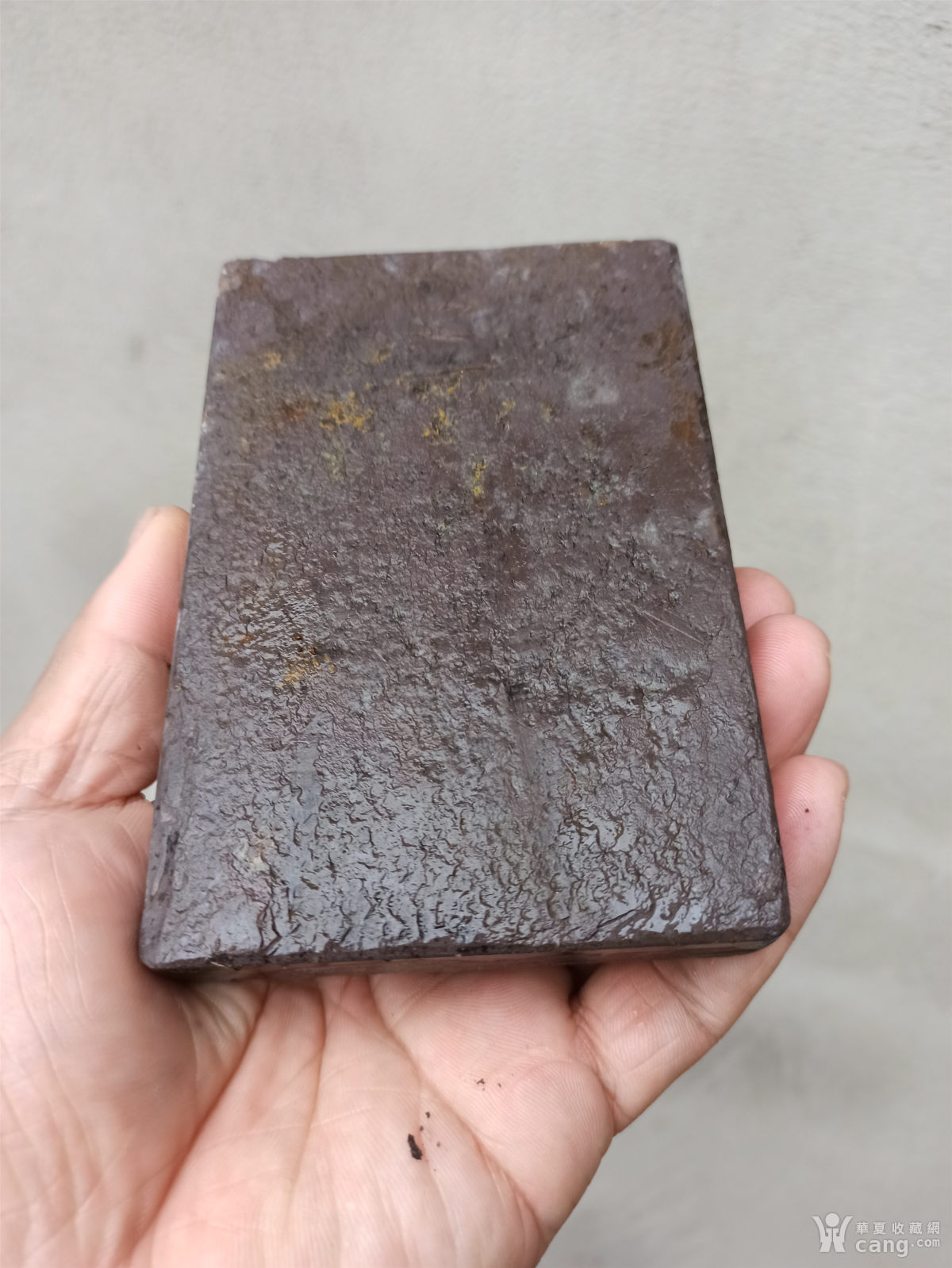 主要是砚台背面掉了一层,其余完好,品相如图所示,保老保真