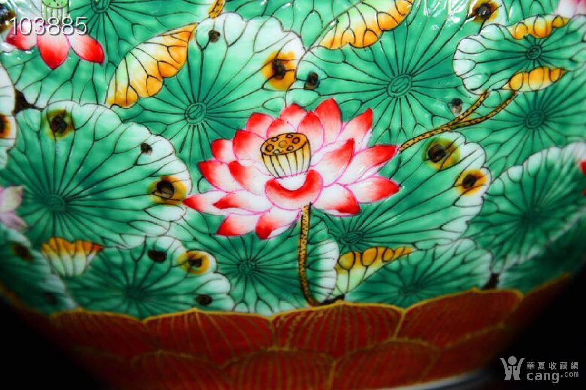 清乾隆年荷花纹天球瓶