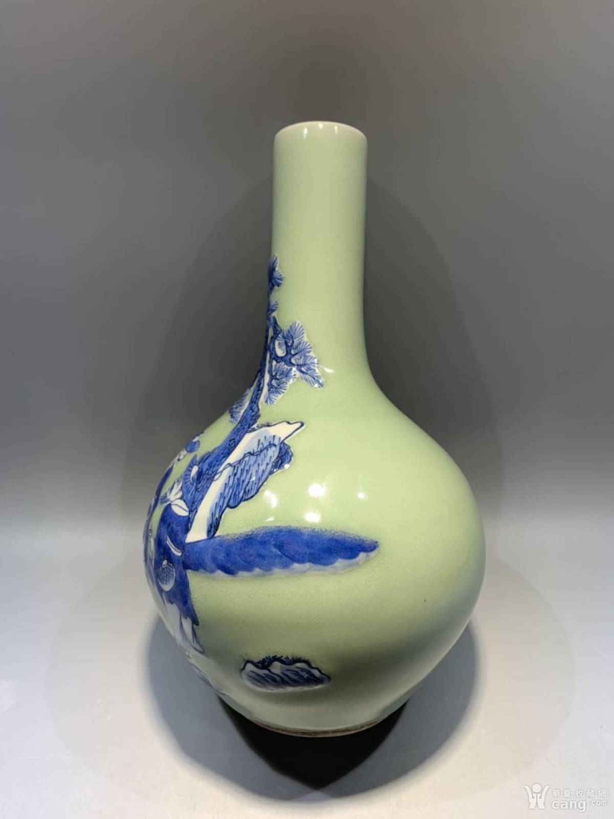 清代 豆青釉青花加白人物天球瓶