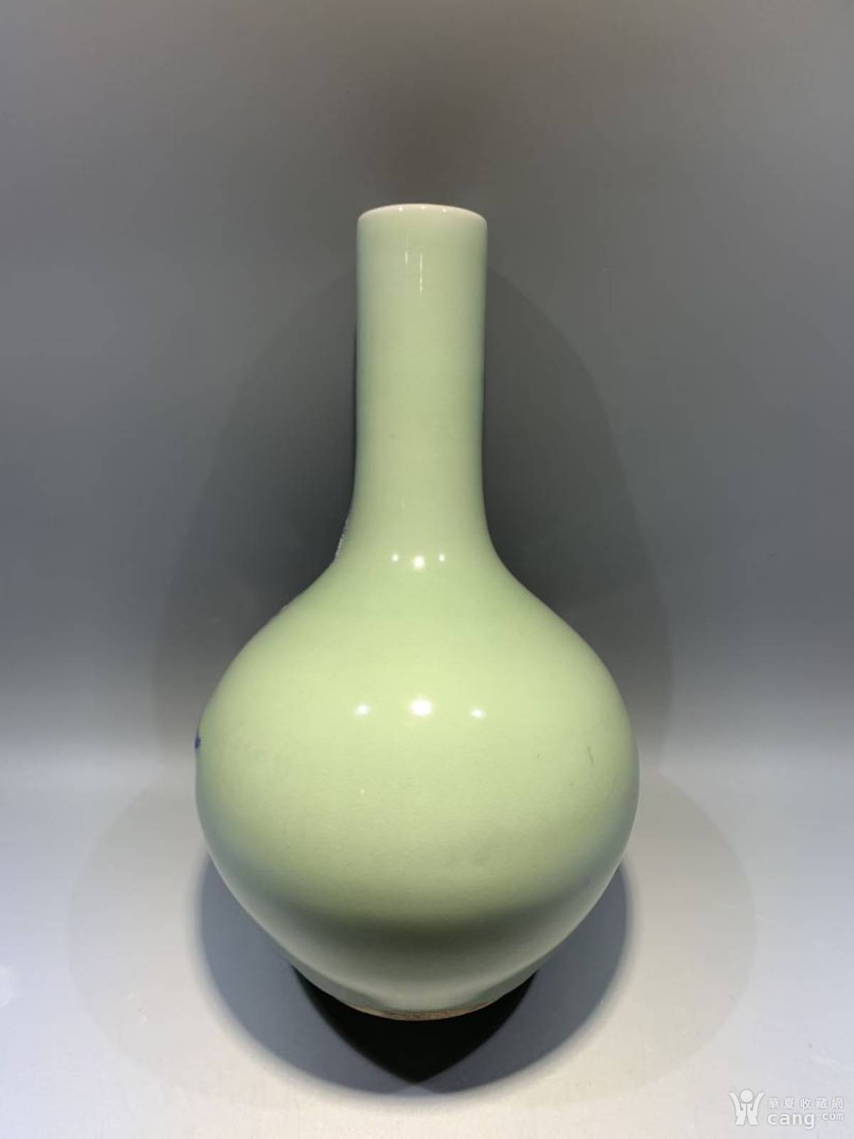 清代 豆青釉青花加白人物天球瓶