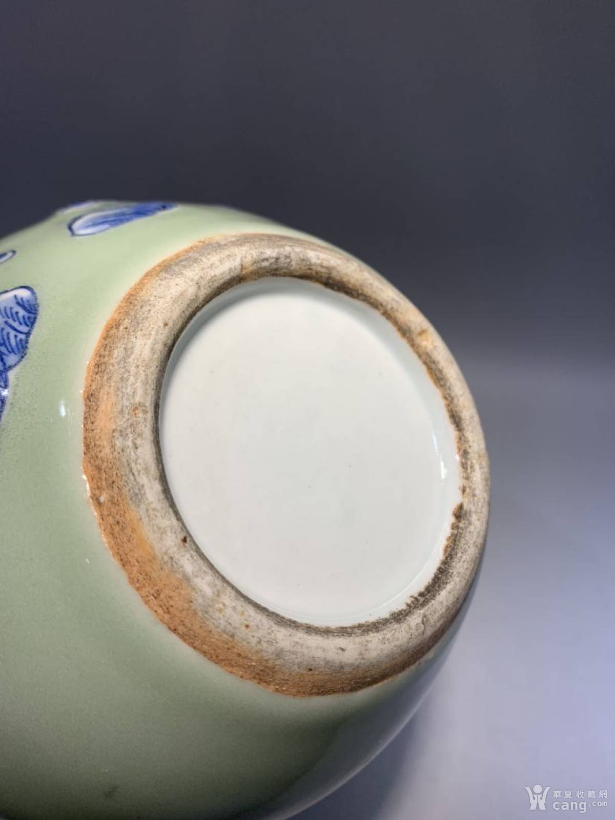 清代 豆青釉青花加白人物天球瓶