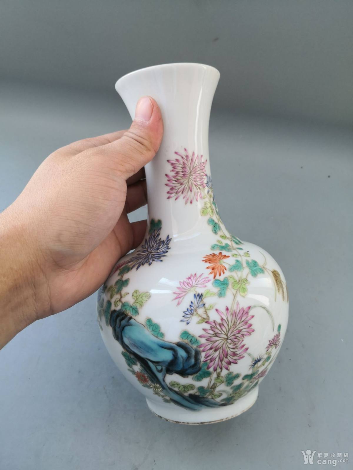 瓷器 民国 建国初粉彩花卉胆瓶