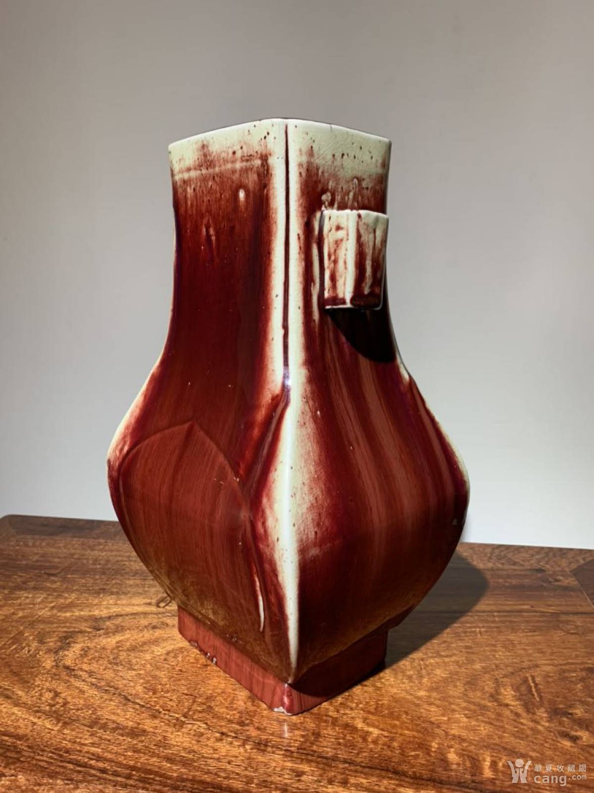 清中期红釉四方贯耳瓶