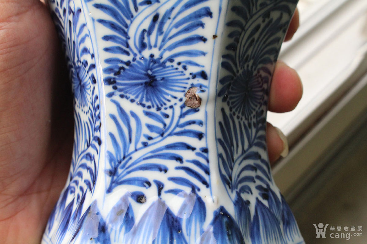 清康熙青花开光铁线描花鸟六方瓶