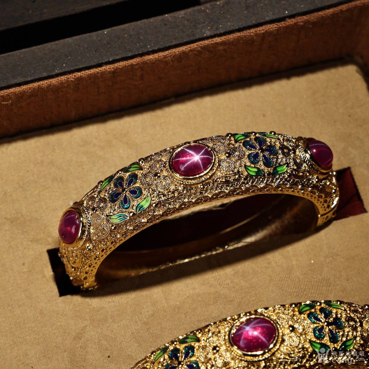 珍品旧藏收清代宫廷御藏罕见花丝鎏金镶嵌景泰蓝红星光宝石手镯一