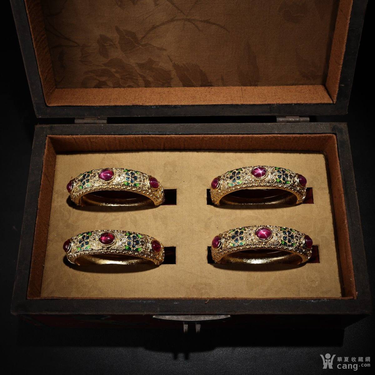 珍品旧藏收清代宫廷御藏罕见花丝鎏金镶嵌景泰蓝红星光宝石手镯一